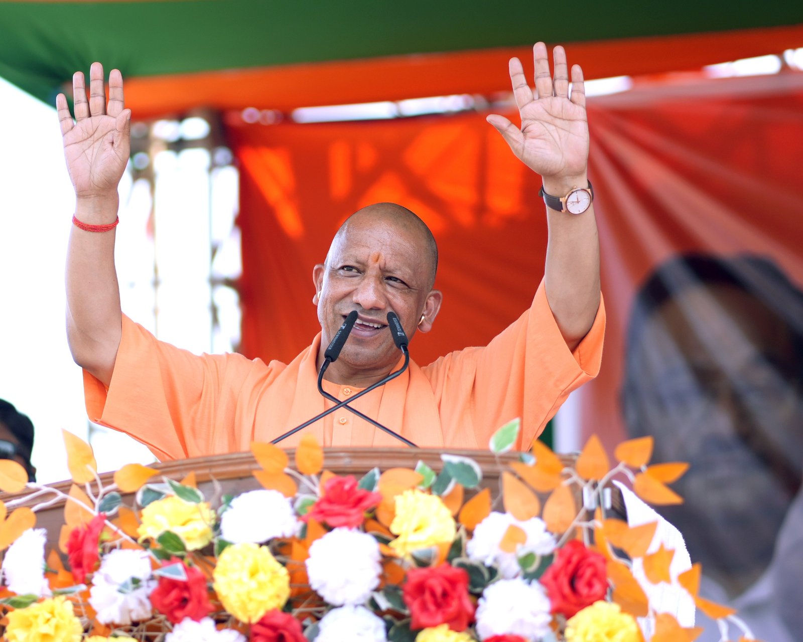 पश्चिम बंगाल चुनाव में उत्तर प्रदेश के मुख्यमंत्री योगी आदित्यनाथ ने पश्चिम मेदिनीपुर और पुरुलिया की जनसभाओं में टीएमसी सरकार पर तीखा हमला बोला। उन्होंने बंगाल में बेरोजगारी, उद्योगों के बंद होने, माफियाराज और तुष्टिकरण की राजनीति का आरोप लगाया। योगी ने दावा किया कि यूपी में ‘नो कर्फ्यू-नो दंगा’ मॉडल लागू है और भाजपा की डबल इंजन सरकार ही बंगाल को अराजकता से मुक्त कर विकास की राह पर ला सकती है। रैलियों में भारी भीड़ और ‘योगी-योगी’ के नारे गूंजते रहे।