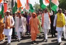 लखनऊ में नारी शक्ति वंदन संशोधन विधेयक को लेकर ऐतिहासिक जनाक्रोश देखने को मिला, जहां मुख्यमंत्री योगी आदित्यनाथ के नेतृत्व में हजारों महिलाएं सड़कों पर उतरीं। मुख्यमंत्री आवास से विधान भवन तक निकली पदयात्रा में महिलाओं ने विपक्ष के खिलाफ जोरदार प्रदर्शन किया। सीएम योगी ने इसे महिलाओं के अधिकारों की रक्षा की लड़ाई बताया। तेज गर्मी के बावजूद बड़ी संख्या में महिलाओं की भागीदारी ने इस आंदोलन को व्यापक समर्थन और मजबूत जनसंदेश दिया।