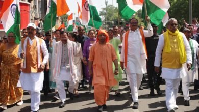 लखनऊ में नारी शक्ति वंदन संशोधन विधेयक को लेकर ऐतिहासिक जनाक्रोश देखने को मिला, जहां मुख्यमंत्री योगी आदित्यनाथ के नेतृत्व में हजारों महिलाएं सड़कों पर उतरीं। मुख्यमंत्री आवास से विधान भवन तक निकली पदयात्रा में महिलाओं ने विपक्ष के खिलाफ जोरदार प्रदर्शन किया। सीएम योगी ने इसे महिलाओं के अधिकारों की रक्षा की लड़ाई बताया। तेज गर्मी के बावजूद बड़ी संख्या में महिलाओं की भागीदारी ने इस आंदोलन को व्यापक समर्थन और मजबूत जनसंदेश दिया।