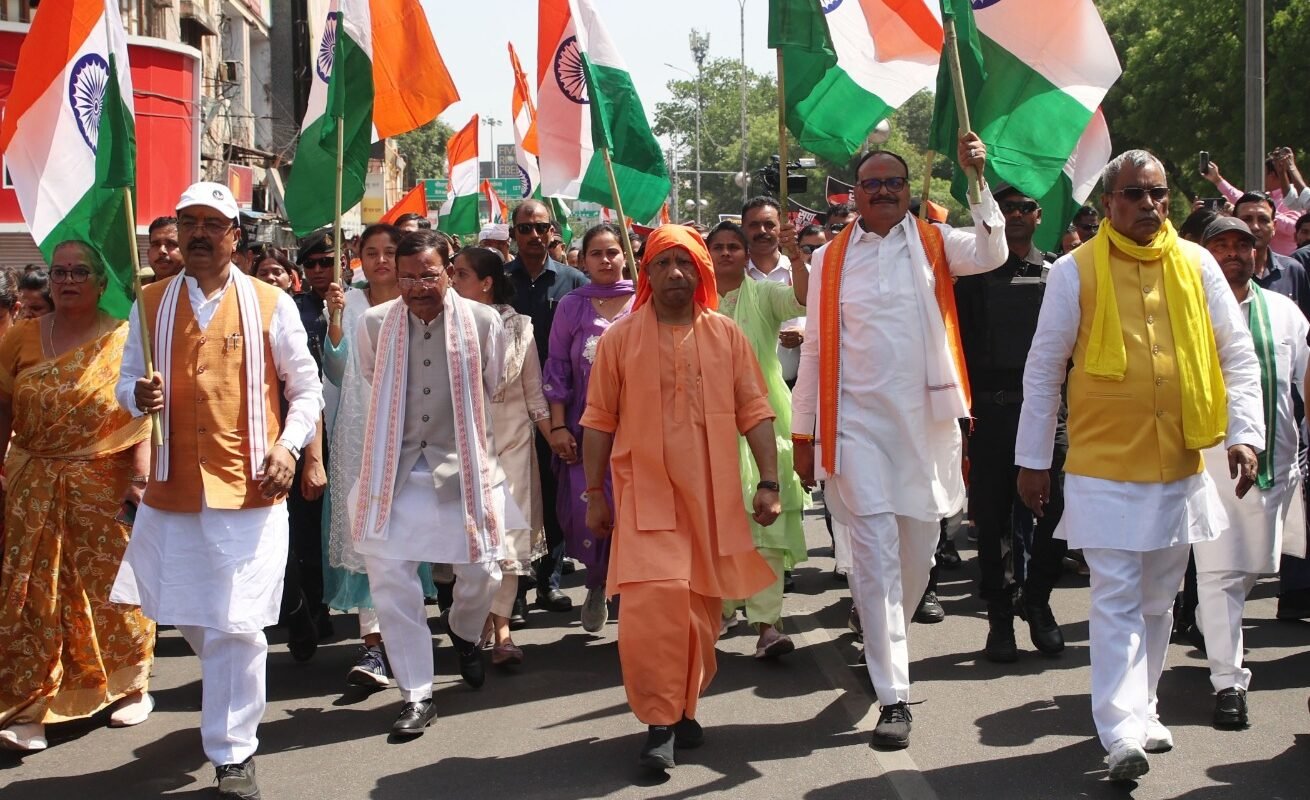 लखनऊ में नारी शक्ति वंदन संशोधन विधेयक को लेकर ऐतिहासिक जनाक्रोश देखने को मिला, जहां मुख्यमंत्री योगी आदित्यनाथ के नेतृत्व में हजारों महिलाएं सड़कों पर उतरीं। मुख्यमंत्री आवास से विधान भवन तक निकली पदयात्रा में महिलाओं ने विपक्ष के खिलाफ जोरदार प्रदर्शन किया। सीएम योगी ने इसे महिलाओं के अधिकारों की रक्षा की लड़ाई बताया। तेज गर्मी के बावजूद बड़ी संख्या में महिलाओं की भागीदारी ने इस आंदोलन को व्यापक समर्थन और मजबूत जनसंदेश दिया।