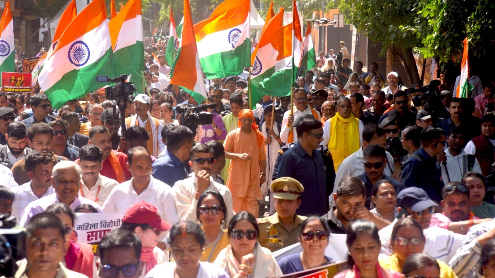 लखनऊ में नारी शक्ति वंदन विधेयक गिरने के विरोध में हजारों महिलाओं ने मुख्यमंत्री योगी आदित्यनाथ के नेतृत्व में जन आक्रोश पदयात्रा निकाली। मुख्यमंत्री आवास से विधानसभा तक निकली इस पदयात्रा में महिलाओं ने सपा और कांग्रेस के खिलाफ जोरदार नारेबाजी की। महिला नेताओं ने विपक्ष पर महिला विरोधी मानसिकता का आरोप लगाया। तेज धूप के बावजूद भारी संख्या में महिलाओं की भागीदारी ने इस आंदोलन को बड़ा राजनीतिक संदेश दिया और आगामी चुनावों को लेकर चेतावनी भी दी।