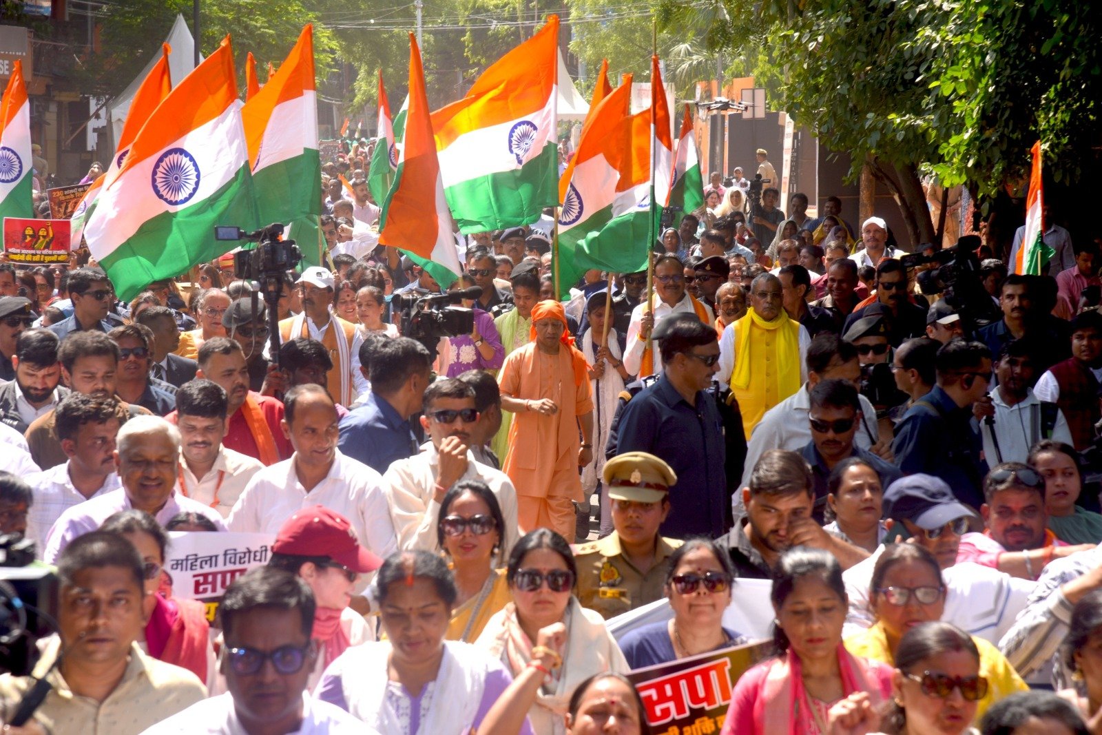 लखनऊ में नारी शक्ति वंदन विधेयक गिरने के विरोध में हजारों महिलाओं ने मुख्यमंत्री योगी आदित्यनाथ के नेतृत्व में जन आक्रोश पदयात्रा निकाली। मुख्यमंत्री आवास से विधानसभा तक निकली इस पदयात्रा में महिलाओं ने सपा और कांग्रेस के खिलाफ जोरदार नारेबाजी की। महिला नेताओं ने विपक्ष पर महिला विरोधी मानसिकता का आरोप लगाया। तेज धूप के बावजूद भारी संख्या में महिलाओं की भागीदारी ने इस आंदोलन को बड़ा राजनीतिक संदेश दिया और आगामी चुनावों को लेकर चेतावनी भी दी।