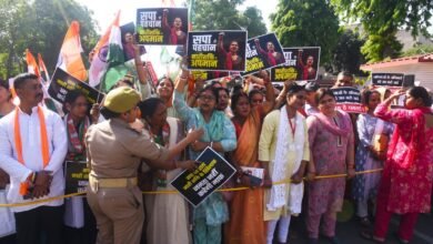 लखनऊ में नारी शक्ति वंदन अधिनियम को लेकर ‘जन आक्रोश पदयात्रा’ में मुख्यमंत्री योगी आदित्यनाथ, उपमुख्यमंत्री और कई वरिष्ठ नेताओं के साथ हजारों महिलाएं सड़कों पर उतरीं। प्रदर्शन के दौरान कांग्रेस और समाजवादी पार्टी के खिलाफ जमकर नारेबाजी हुई। नेताओं ने आरोप लगाया कि विपक्ष ने संसद में महिलाओं के 33 प्रतिशत आरक्षण के बिल को बाधित कर उनके अधिकारों का हनन किया। इस मुद्दे को लेकर आगामी चुनावों में बड़ा राजनीतिक असर पड़ने की चेतावनी भी दी गई।