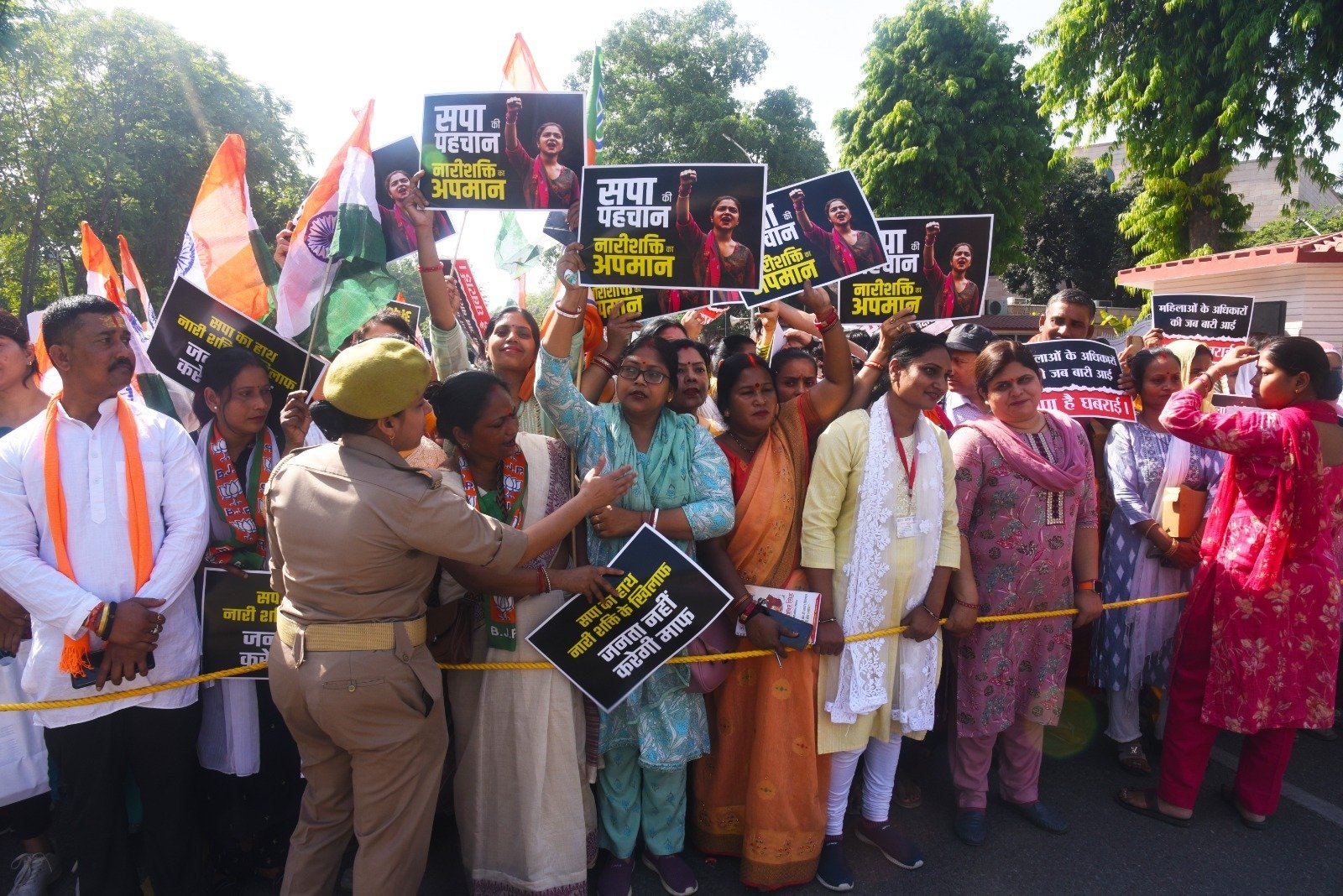लखनऊ में नारी शक्ति वंदन अधिनियम को लेकर ‘जन आक्रोश पदयात्रा’ में मुख्यमंत्री योगी आदित्यनाथ, उपमुख्यमंत्री और कई वरिष्ठ नेताओं के साथ हजारों महिलाएं सड़कों पर उतरीं। प्रदर्शन के दौरान कांग्रेस और समाजवादी पार्टी के खिलाफ जमकर नारेबाजी हुई। नेताओं ने आरोप लगाया कि विपक्ष ने संसद में महिलाओं के 33 प्रतिशत आरक्षण के बिल को बाधित कर उनके अधिकारों का हनन किया। इस मुद्दे को लेकर आगामी चुनावों में बड़ा राजनीतिक असर पड़ने की चेतावनी भी दी गई।