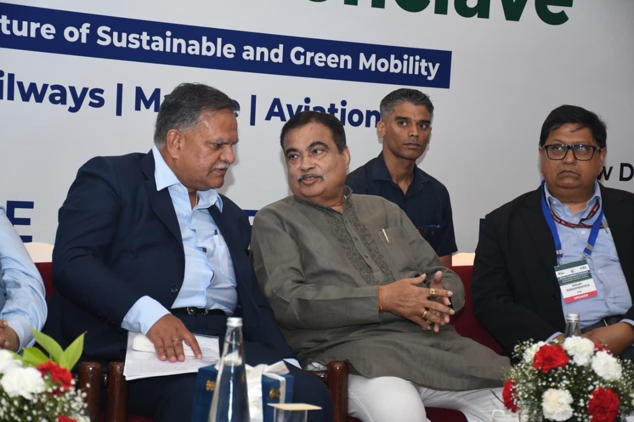 नई दिल्ली में आयोजित ग्रीन ट्रांसपोर्ट कॉन्क्लेव में उत्तर प्रदेश ने हरित और तकनीक-आधारित परिवहन मॉडल प्रस्तुत किया। एसटीसी के सीईओ मनोज कुमार सिंह ने सतत मोबिलिटी, लॉजिस्टिक्स और आधुनिक इंफ्रास्ट्रक्चर पर जोर दिया। एक्सप्रेस-वे, ई-बस, एआई आधारित ट्रैफिक सिस्टम और स्वच्छ ऊर्जा पहल से यूपी तेजी से राष्ट्रीय विकास का प्रमुख केंद्र बन रहा है।