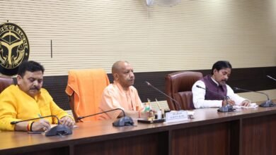 मुख्यमंत्री योगी आदित्यनाथ दो दिवसीय वाराणसी दौरे पर पहुंचे और प्रधानमंत्री के संभावित कार्यक्रम को लेकर समीक्षा बैठक की। महिला सम्मेलन, स्वच्छता, सुरक्षा, ट्रैफिक व पार्किंग व्यवस्था पर विशेष निर्देश दिए। रोपवे और गंजारी स्टेडियम निर्माण में तेजी लाने को कहा। अधिकारियों को समयबद्ध और गुणवत्तापूर्ण कार्य सुनिश्चित करने के निर्देश दिए गए।