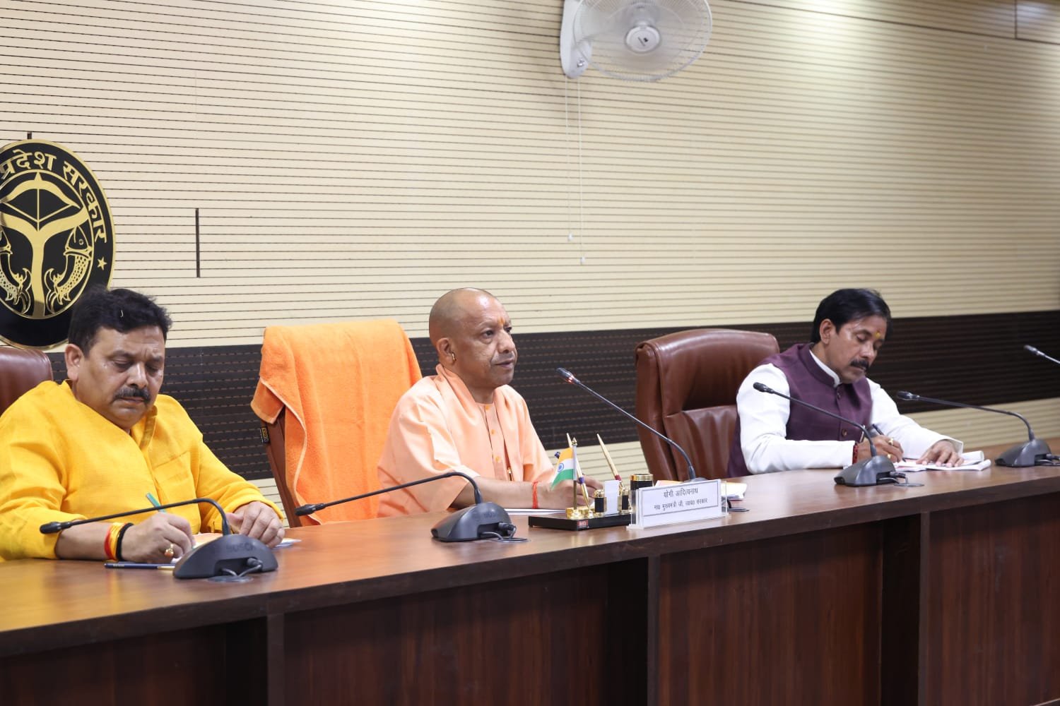 मुख्यमंत्री योगी आदित्यनाथ दो दिवसीय वाराणसी दौरे पर पहुंचे और प्रधानमंत्री के संभावित कार्यक्रम को लेकर समीक्षा बैठक की। महिला सम्मेलन, स्वच्छता, सुरक्षा, ट्रैफिक व पार्किंग व्यवस्था पर विशेष निर्देश दिए। रोपवे और गंजारी स्टेडियम निर्माण में तेजी लाने को कहा। अधिकारियों को समयबद्ध और गुणवत्तापूर्ण कार्य सुनिश्चित करने के निर्देश दिए गए।