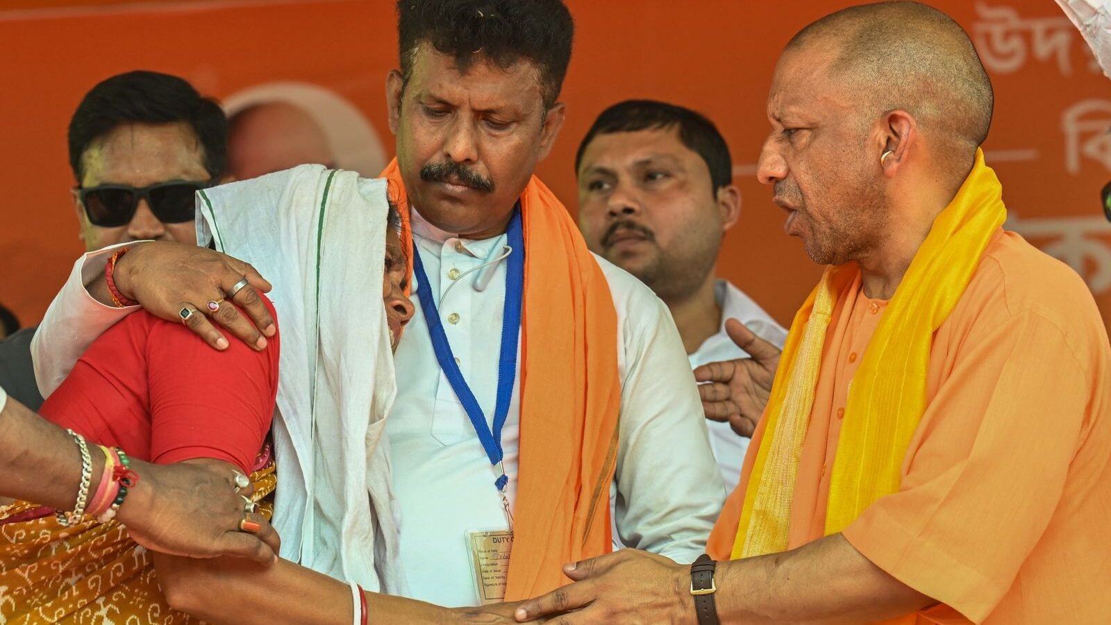 पश्चिम बंगाल के जोरासांको, चकदहा और उदयनारायणपुर में जनसभाओं को संबोधित करते हुए योगी आदित्यनाथ ने ममता बनर्जी सरकार पर तीखा हमला बोला। उन्होंने दावा किया कि 4 मई को बंगाल में भगवा ध्वज लहराएगा और टीएमसी के गुंडों की उल्टी गिनती शुरू होगी। योगी ने “ए बार खेला शेष, उन्नयन शुरू” का नारा देते हुए विकास, सुरक्षा और सांस्कृतिक पुनर्जागरण का वादा किया। उन्होंने मतदाताओं से बदलाव के लिए वोट करने की अपील की।