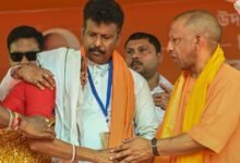 पश्चिम बंगाल के जोरासांको, चकदहा और उदयनारायणपुर में जनसभाओं को संबोधित करते हुए योगी आदित्यनाथ ने ममता बनर्जी सरकार पर तीखा हमला बोला। उन्होंने दावा किया कि 4 मई को बंगाल में भगवा ध्वज लहराएगा और टीएमसी के गुंडों की उल्टी गिनती शुरू होगी। योगी ने “ए बार खेला शेष, उन्नयन शुरू” का नारा देते हुए विकास, सुरक्षा और सांस्कृतिक पुनर्जागरण का वादा किया। उन्होंने मतदाताओं से बदलाव के लिए वोट करने की अपील की।