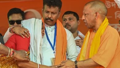 पश्चिम बंगाल के जोरासांको, चकदहा और उदयनारायणपुर में जनसभाओं को संबोधित करते हुए योगी आदित्यनाथ ने ममता बनर्जी सरकार पर तीखा हमला बोला। उन्होंने दावा किया कि 4 मई को बंगाल में भगवा ध्वज लहराएगा और टीएमसी के गुंडों की उल्टी गिनती शुरू होगी। योगी ने “ए बार खेला शेष, उन्नयन शुरू” का नारा देते हुए विकास, सुरक्षा और सांस्कृतिक पुनर्जागरण का वादा किया। उन्होंने मतदाताओं से बदलाव के लिए वोट करने की अपील की।