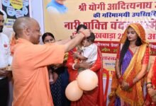 गोरखपुर में आयोजित नारी शक्ति वंदन सम्मेलन में मुख्यमंत्री योगी आदित्यनाथ ने कांग्रेस, सपा समेत विपक्षी दलों पर तीखा हमला बोला। उन्होंने कहा कि ये दल महिलाओं को नेतृत्व का अधिकार नहीं देना चाहते। प्रधानमंत्री नरेंद्र मोदी के नेतृत्व में नारी शक्ति वंदन अधिनियम महिलाओं को सशक्त बनाने की दिशा में ऐतिहासिक कदम है। सीएम ने पुलिस भर्ती में 20% महिला आरक्षण, सरकारी नौकरियों में बढ़ती भागीदारी और विभिन्न योजनाओं के जरिए महिला सशक्तिकरण को सरकार की प्राथमिकता बताया।