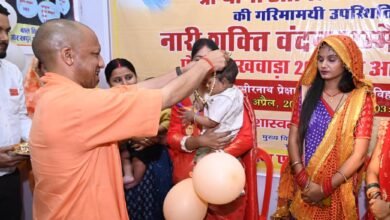 गोरखपुर में आयोजित नारी शक्ति वंदन सम्मेलन में मुख्यमंत्री योगी आदित्यनाथ ने कांग्रेस, सपा समेत विपक्षी दलों पर तीखा हमला बोला। उन्होंने कहा कि ये दल महिलाओं को नेतृत्व का अधिकार नहीं देना चाहते। प्रधानमंत्री नरेंद्र मोदी के नेतृत्व में नारी शक्ति वंदन अधिनियम महिलाओं को सशक्त बनाने की दिशा में ऐतिहासिक कदम है। सीएम ने पुलिस भर्ती में 20% महिला आरक्षण, सरकारी नौकरियों में बढ़ती भागीदारी और विभिन्न योजनाओं के जरिए महिला सशक्तिकरण को सरकार की प्राथमिकता बताया।