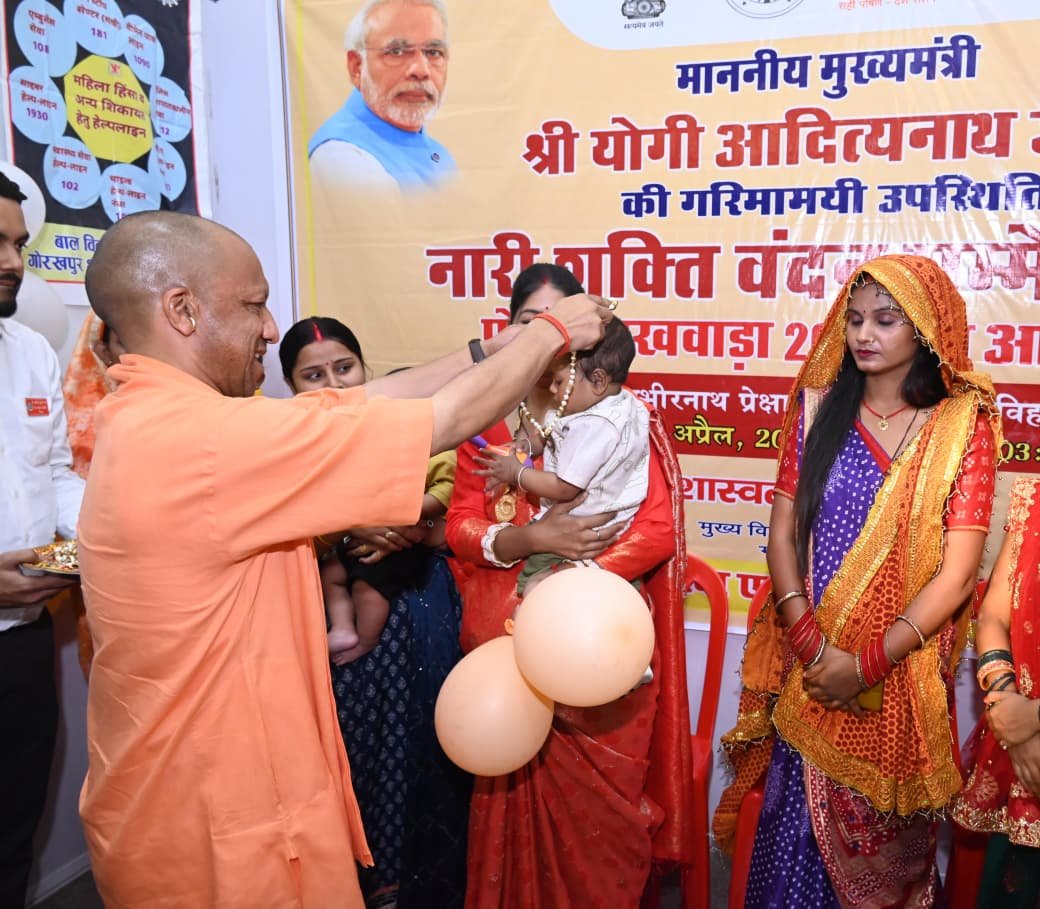 गोरखपुर में आयोजित नारी शक्ति वंदन सम्मेलन में मुख्यमंत्री योगी आदित्यनाथ ने कांग्रेस, सपा समेत विपक्षी दलों पर तीखा हमला बोला। उन्होंने कहा कि ये दल महिलाओं को नेतृत्व का अधिकार नहीं देना चाहते। प्रधानमंत्री नरेंद्र मोदी के नेतृत्व में नारी शक्ति वंदन अधिनियम महिलाओं को सशक्त बनाने की दिशा में ऐतिहासिक कदम है। सीएम ने पुलिस भर्ती में 20% महिला आरक्षण, सरकारी नौकरियों में बढ़ती भागीदारी और विभिन्न योजनाओं के जरिए महिला सशक्तिकरण को सरकार की प्राथमिकता बताया।