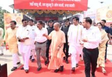 गोरखपुर में मुख्यमंत्री Yogi Adityanath ने ₹1055 करोड़ की 497 विकास परियोजनाओं का लोकार्पण और शिलान्यास किया। एकला बंधा पर 2.26 लाख मीट्रिक टन कचरे के निस्तारण से बना ईको पार्क शहर की नई पहचान बन गया है। उन्होंने कहा कि साफ नीयत और मजबूत इच्छाशक्ति से बड़ा परिवर्तन संभव है। सड़क, स्वास्थ्य, शिक्षा, स्वच्छता और इंफ्रास्ट्रक्चर में अभूतपूर्व विकास हुआ है, जिससे गोरखपुर तेजी से स्मार्ट और स्वच्छ शहर बन रहा है।