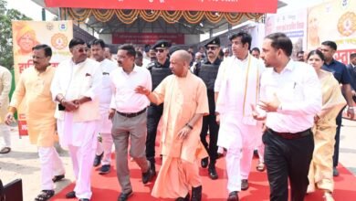 गोरखपुर में मुख्यमंत्री Yogi Adityanath ने ₹1055 करोड़ की 497 विकास परियोजनाओं का लोकार्पण और शिलान्यास किया। एकला बंधा पर 2.26 लाख मीट्रिक टन कचरे के निस्तारण से बना ईको पार्क शहर की नई पहचान बन गया है। उन्होंने कहा कि साफ नीयत और मजबूत इच्छाशक्ति से बड़ा परिवर्तन संभव है। सड़क, स्वास्थ्य, शिक्षा, स्वच्छता और इंफ्रास्ट्रक्चर में अभूतपूर्व विकास हुआ है, जिससे गोरखपुर तेजी से स्मार्ट और स्वच्छ शहर बन रहा है।