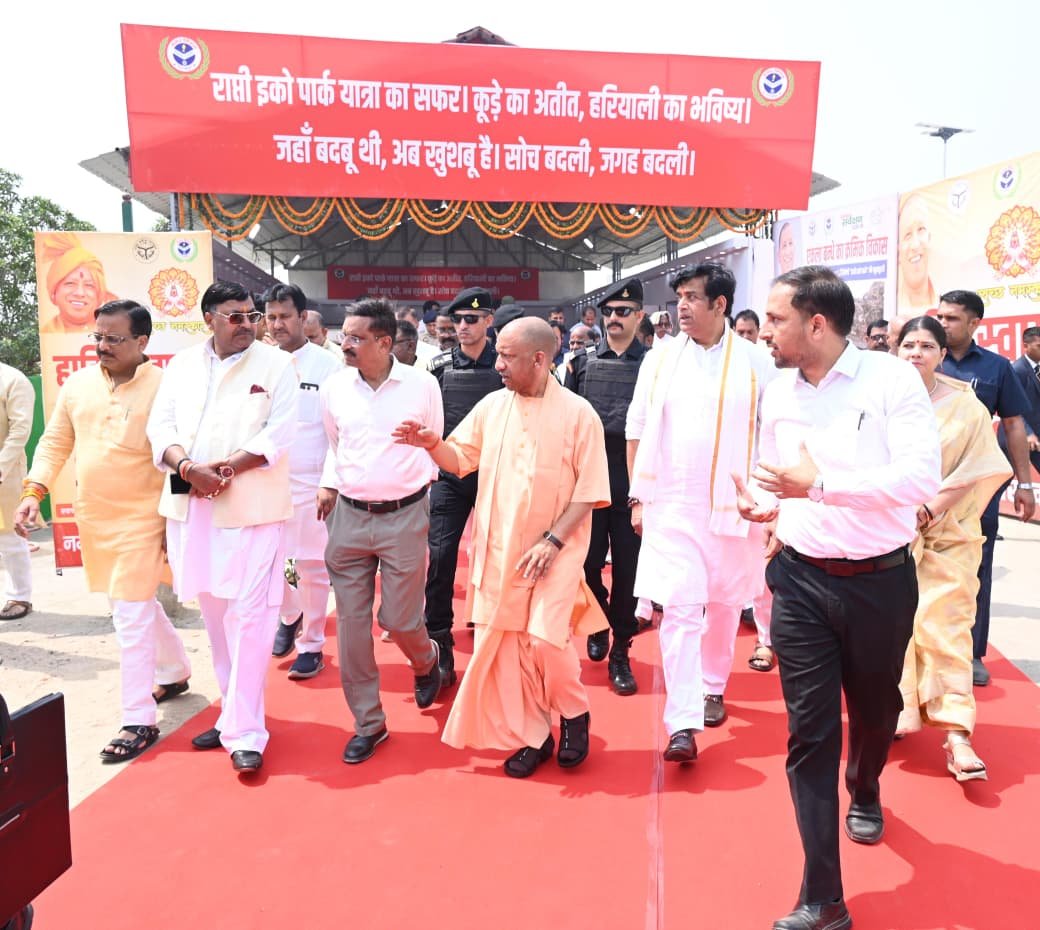 गोरखपुर में मुख्यमंत्री Yogi Adityanath ने ₹1055 करोड़ की 497 विकास परियोजनाओं का लोकार्पण और शिलान्यास किया। एकला बंधा पर 2.26 लाख मीट्रिक टन कचरे के निस्तारण से बना ईको पार्क शहर की नई पहचान बन गया है। उन्होंने कहा कि साफ नीयत और मजबूत इच्छाशक्ति से बड़ा परिवर्तन संभव है। सड़क, स्वास्थ्य, शिक्षा, स्वच्छता और इंफ्रास्ट्रक्चर में अभूतपूर्व विकास हुआ है, जिससे गोरखपुर तेजी से स्मार्ट और स्वच्छ शहर बन रहा है।