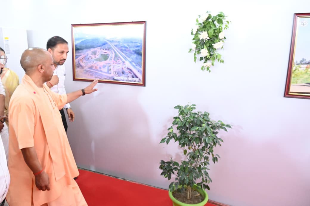 गोरखपुर में मुख्यमंत्री योगी आदित्यनाथ ने फोरलेन सड़क और रेल ओवरब्रिज परियोजनाओं का निरीक्षण कर कार्य में तेजी लाने के निर्देश दिए। 10 किमी लंबी फोरलेन सड़क, 132 करोड़ की लागत वाला आरओबी और कई कनेक्टिविटी प्रोजेक्ट शहर में ट्रैफिक जाम और बाढ़ की समस्या को कम करेंगे। सीएम ने तय समय से पहले जुलाई 2026 तक कार्य पूरा करने का लक्ष्य देते हुए अधिकारियों को सख्त निर्देश दिए।