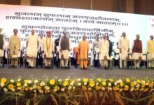 लखनऊ में आयोजित क्षेत्रीय कृषि सम्मेलन में मुख्यमंत्री योगी आदित्यनाथ ने कहा कि उत्तर प्रदेश कृषि क्षेत्र में तेजी से प्रगति कर रहा है। वैज्ञानिक तकनीक, एग्रो-क्लाइमेटिक जोन आधारित नीतियां और केंद्र-राज्य समन्वय से किसानों को सीधा लाभ मिल रहा है। “लैब टू लैंड” मॉडल सफल हो चुका है। उन्होंने वैल्यू एडिशन, फूड प्रोसेसिंग और नई तकनीकों को बढ़ावा देने पर जोर दिया। किसानों को योजनाओं की जानकारी और संसाधन मिलने से उत्पादन व आय दोनों में उल्लेखनीय वृद्धि हुई है।