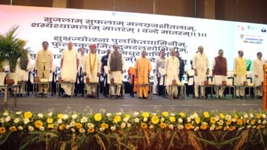 लखनऊ में आयोजित क्षेत्रीय कृषि सम्मेलन में मुख्यमंत्री योगी आदित्यनाथ ने कहा कि उत्तर प्रदेश कृषि क्षेत्र में तेजी से प्रगति कर रहा है। वैज्ञानिक तकनीक, एग्रो-क्लाइमेटिक जोन आधारित नीतियां और केंद्र-राज्य समन्वय से किसानों को सीधा लाभ मिल रहा है। “लैब टू लैंड” मॉडल सफल हो चुका है। उन्होंने वैल्यू एडिशन, फूड प्रोसेसिंग और नई तकनीकों को बढ़ावा देने पर जोर दिया। किसानों को योजनाओं की जानकारी और संसाधन मिलने से उत्पादन व आय दोनों में उल्लेखनीय वृद्धि हुई है।