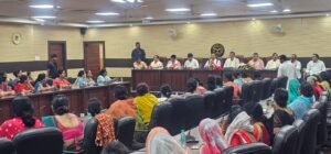 वाराणसी में 28 अप्रैल को प्रधानमंत्री नरेंद्र मोदी के प्रस्तावित दौरे से पहले भाजपा ने महिला सम्मेलन को ऐतिहासिक बनाने के लिए जोरदार तैयारियां शुरू कर दी हैं। सर्किट हाउस में हुई बैठकों में नेताओं ने बूथ स्तर तक संपर्क अभियान चलाने और अधिकतम महिला भागीदारी सुनिश्चित करने का आह्वान किया।