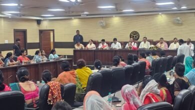 वाराणसी में 28 अप्रैल को प्रधानमंत्री नरेंद्र मोदी के प्रस्तावित दौरे से पहले भाजपा ने महिला सम्मेलन को ऐतिहासिक बनाने के लिए जोरदार तैयारियां शुरू कर दी हैं। सर्किट हाउस में हुई बैठकों में नेताओं ने बूथ स्तर तक संपर्क अभियान चलाने और अधिकतम महिला भागीदारी सुनिश्चित करने का आह्वान किया।