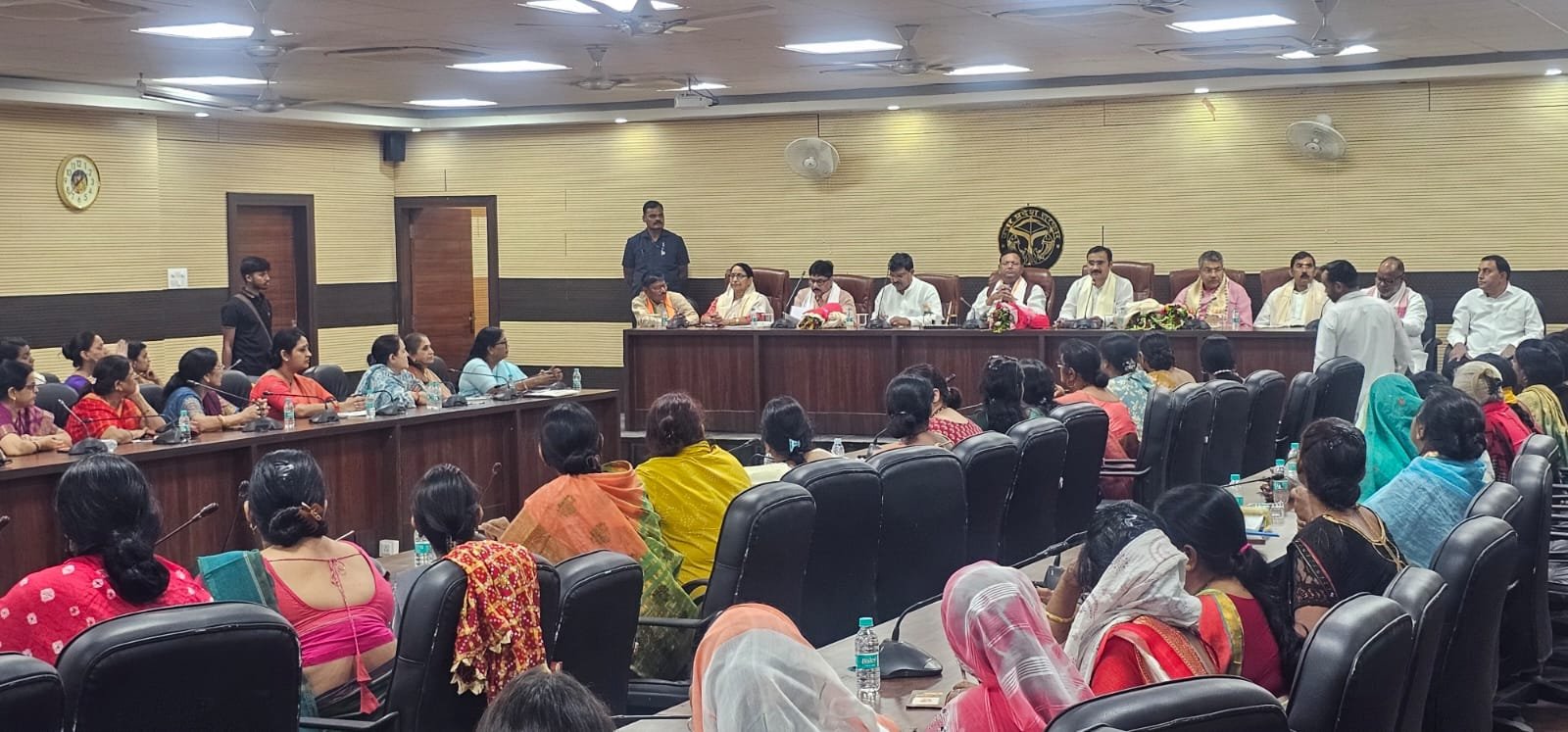 वाराणसी में 28 अप्रैल को प्रधानमंत्री नरेंद्र मोदी के प्रस्तावित दौरे से पहले भाजपा ने महिला सम्मेलन को ऐतिहासिक बनाने के लिए जोरदार तैयारियां शुरू कर दी हैं। सर्किट हाउस में हुई बैठकों में नेताओं ने बूथ स्तर तक संपर्क अभियान चलाने और अधिकतम महिला भागीदारी सुनिश्चित करने का आह्वान किया।