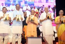 लखनऊ के इंदिरा गांधी प्रतिष्ठान में आयोजित तीन दिवसीय ‘रश्मिरथी पर्व’ का उद्घाटन मुख्यमंत्री योगी आदित्यनाथ ने किया। उन्होंने रामधारी सिंह दिनकर की कालजयी कृति रश्मिरथी को समाज और राष्ट्र के लिए प्रेरणास्रोत बताया। सीएम ने जातिवाद के खिलाफ चेतावनी देते हुए सामाजिक एकता पर जोर दिया। कार्यक्रम में नाट्य मंचन, स्मारिका विमोचन और साहित्यिक प्रस्तुतियों के माध्यम से दिनकर जी के विचारों को जन-जन तक पहुंचाने का संदेश दिया गया।