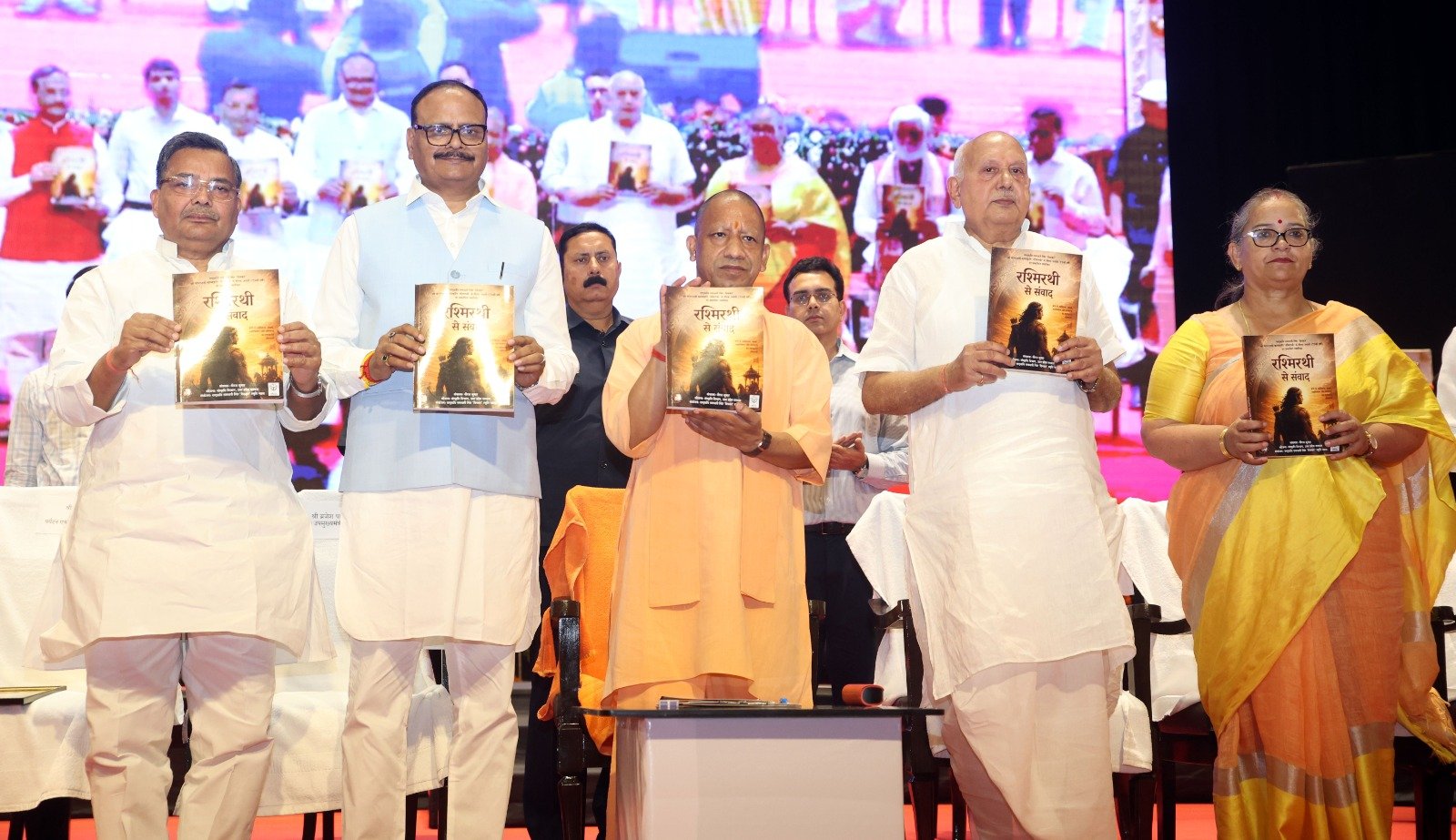 लखनऊ के इंदिरा गांधी प्रतिष्ठान में आयोजित तीन दिवसीय ‘रश्मिरथी पर्व’ का उद्घाटन मुख्यमंत्री योगी आदित्यनाथ ने किया। उन्होंने रामधारी सिंह दिनकर की कालजयी कृति रश्मिरथी को समाज और राष्ट्र के लिए प्रेरणास्रोत बताया। सीएम ने जातिवाद के खिलाफ चेतावनी देते हुए सामाजिक एकता पर जोर दिया। कार्यक्रम में नाट्य मंचन, स्मारिका विमोचन और साहित्यिक प्रस्तुतियों के माध्यम से दिनकर जी के विचारों को जन-जन तक पहुंचाने का संदेश दिया गया।