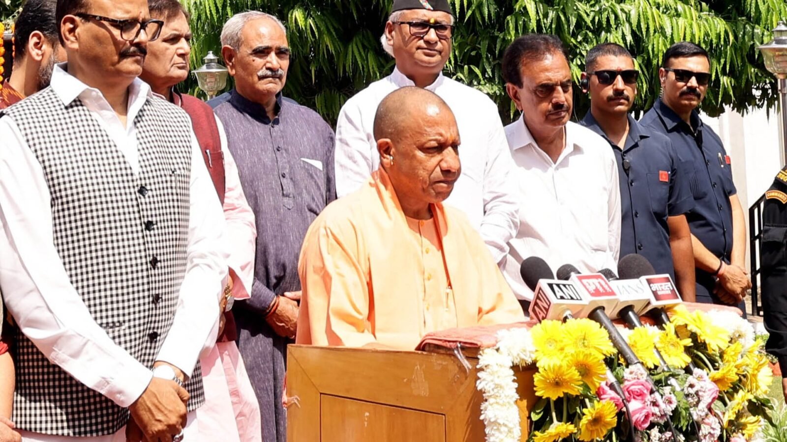 Yogi Adityanath ने Hemwati Nandan Bahuguna की जयंती पर लखनऊ में उनकी प्रतिमा पर पुष्पांजलि अर्पित की। उन्होंने बहुगुणा को भारतीय राजनीति का महत्वपूर्ण स्तंभ बताते हुए उनके योगदान को याद किया। सीएम ने कहा कि स्वतंत्रता संग्राम, खासकर Quit India Movement में उनकी भूमिका प्रेरणादायक रही। कार्यक्रम में कई जनप्रतिनिधि मौजूद रहे और उनके कार्यों को नई पीढ़ी के लिए मार्गदर्शक बताया गया।