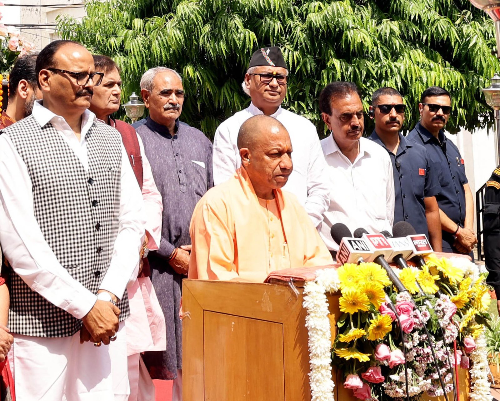 Yogi Adityanath ने Hemwati Nandan Bahuguna की जयंती पर लखनऊ में उनकी प्रतिमा पर पुष्पांजलि अर्पित की। उन्होंने बहुगुणा को भारतीय राजनीति का महत्वपूर्ण स्तंभ बताते हुए उनके योगदान को याद किया। सीएम ने कहा कि स्वतंत्रता संग्राम, खासकर Quit India Movement में उनकी भूमिका प्रेरणादायक रही। कार्यक्रम में कई जनप्रतिनिधि मौजूद रहे और उनके कार्यों को नई पीढ़ी के लिए मार्गदर्शक बताया गया।