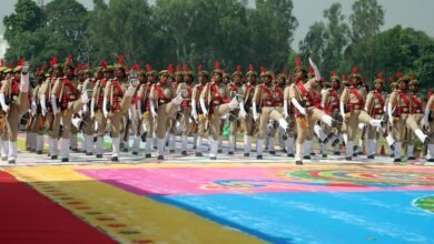 लखनऊ में आयोजित भव्य दीक्षांत परेड में 60,244 पुलिस आरक्षियों ने शपथ ली। मुख्यमंत्री योगी आदित्यनाथ ने परेड की सलामी ली और जवानों का उत्साह बढ़ाया। महिला आरक्षियों ने इसे गर्व का क्षण बताते हुए सरकार की पारदर्शी भर्ती और अवसरों की सराहना की। उन्होंने कहा कि अब महिलाएं आत्मनिर्भर बनकर प्रदेश की सुरक्षा में अहम भूमिका निभा रही हैं।