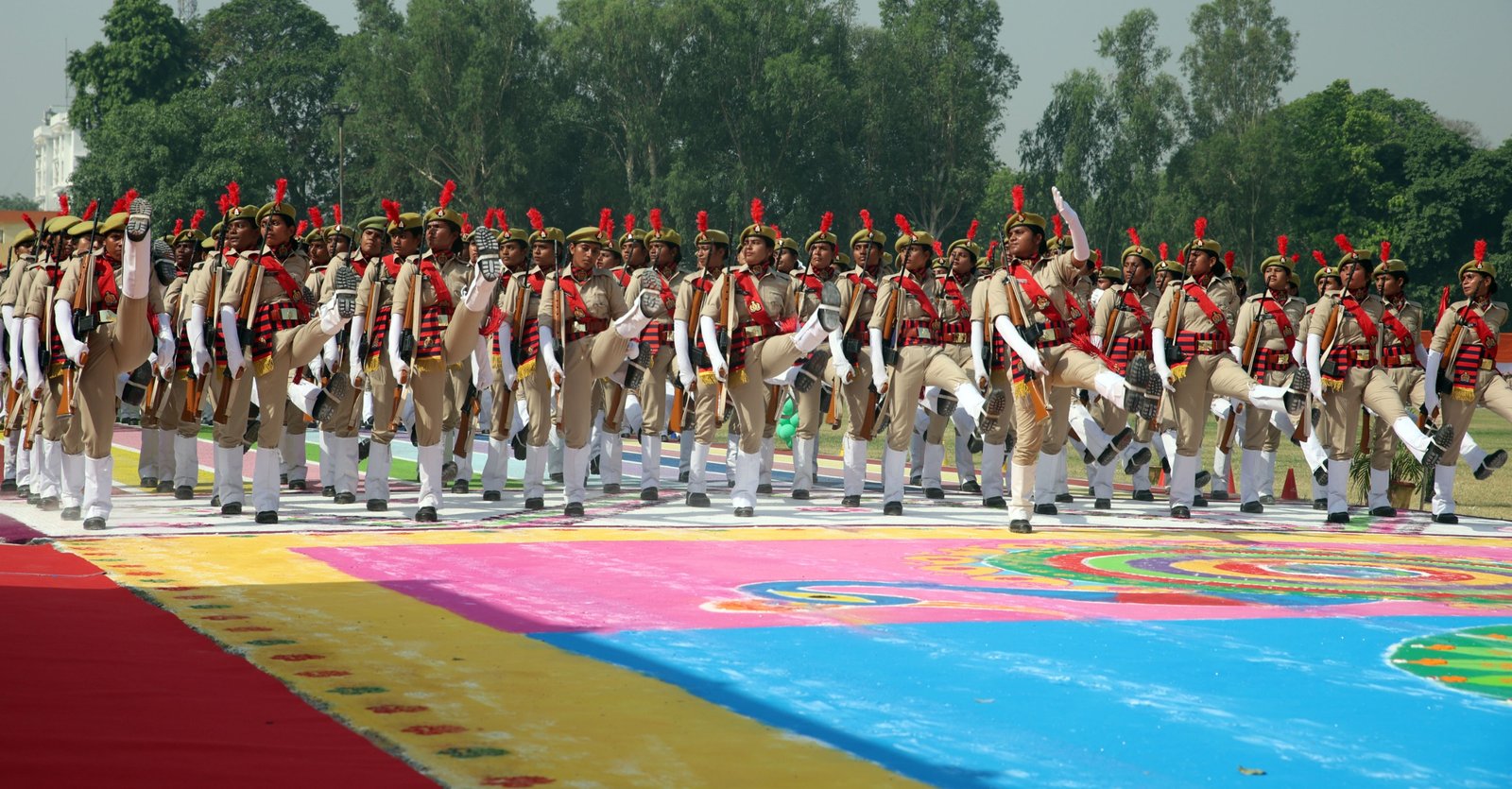 लखनऊ में आयोजित भव्य दीक्षांत परेड में 60,244 पुलिस आरक्षियों ने शपथ ली। मुख्यमंत्री योगी आदित्यनाथ ने परेड की सलामी ली और जवानों का उत्साह बढ़ाया। महिला आरक्षियों ने इसे गर्व का क्षण बताते हुए सरकार की पारदर्शी भर्ती और अवसरों की सराहना की। उन्होंने कहा कि अब महिलाएं आत्मनिर्भर बनकर प्रदेश की सुरक्षा में अहम भूमिका निभा रही हैं।