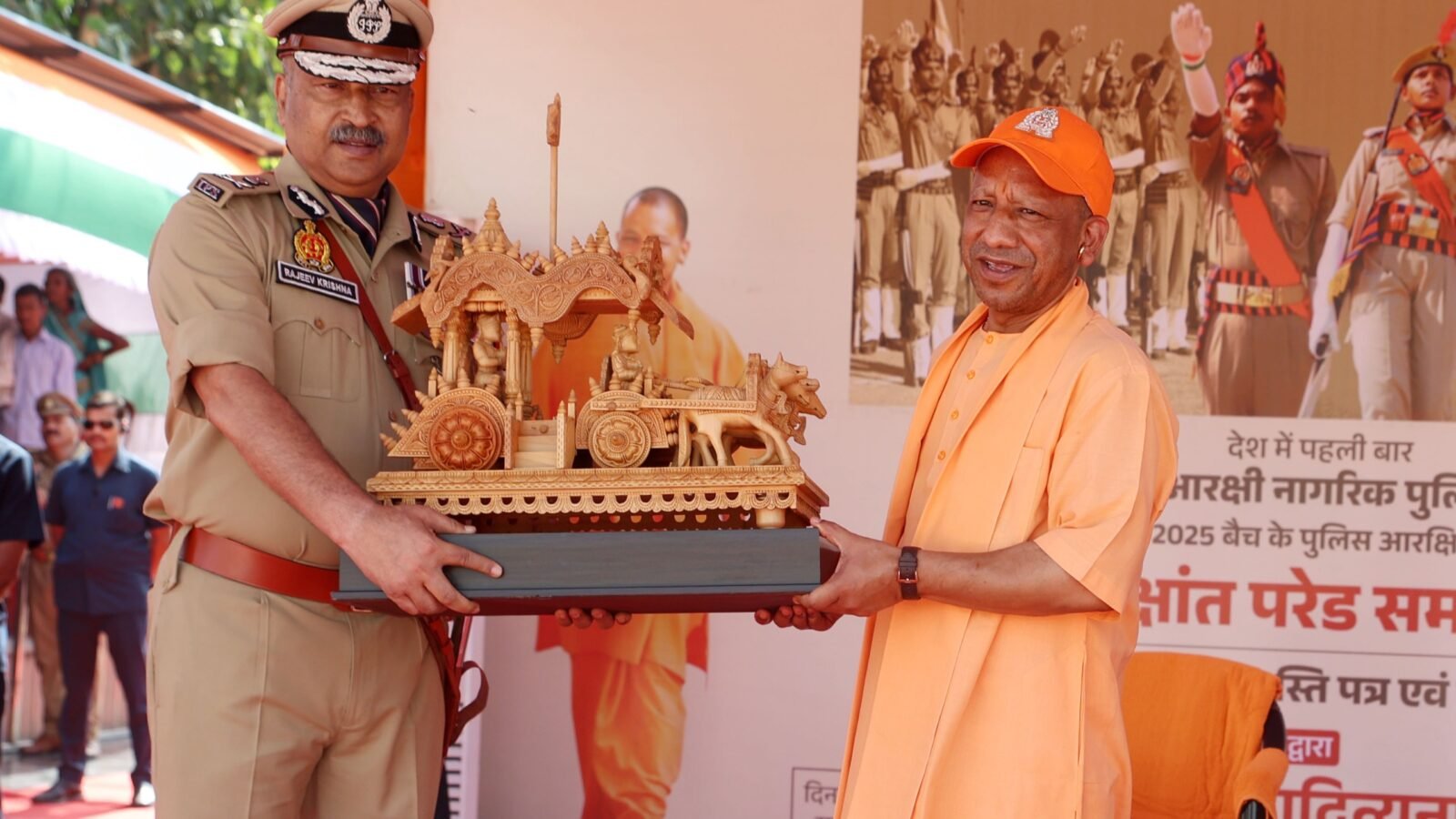 Yogi Adityanath ने लखनऊ में 60,244 पुलिस आरक्षियों की दीक्षांत परेड को संबोधित करते हुए महिला आरक्षियों के साहस, अनुशासन और समर्पण की सराहना की। उन्होंने कहा कि कानून अपराधियों के लिए कठोर और आम नागरिकों के लिए संवेदनशील होना चाहिए। मुख्यमंत्री ने यूपी पुलिस की आधुनिक प्रशिक्षण व्यवस्था, बढ़ती महिला भागीदारी और तकनीकी सुदृढ़ता पर जोर देते हुए इसे देश का मॉडल पुलिस बल बताया। कार्यक्रम में वरिष्ठ अधिकारी और जनप्रतिनिधि भी उपस्थित रहे।