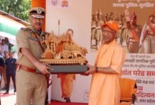 Yogi Adityanath ने लखनऊ में 60,244 पुलिस आरक्षियों की दीक्षांत परेड को संबोधित करते हुए महिला आरक्षियों के साहस, अनुशासन और समर्पण की सराहना की। उन्होंने कहा कि कानून अपराधियों के लिए कठोर और आम नागरिकों के लिए संवेदनशील होना चाहिए। मुख्यमंत्री ने यूपी पुलिस की आधुनिक प्रशिक्षण व्यवस्था, बढ़ती महिला भागीदारी और तकनीकी सुदृढ़ता पर जोर देते हुए इसे देश का मॉडल पुलिस बल बताया। कार्यक्रम में वरिष्ठ अधिकारी और जनप्रतिनिधि भी उपस्थित रहे।