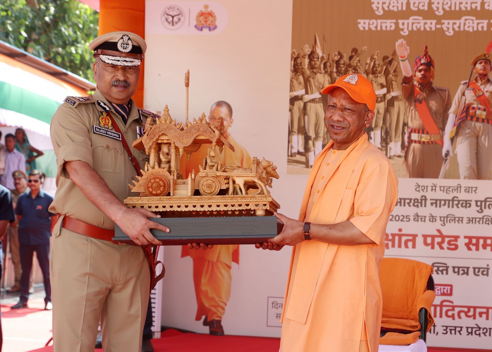 Yogi Adityanath ने लखनऊ में 60,244 पुलिस आरक्षियों की दीक्षांत परेड को संबोधित करते हुए महिला आरक्षियों के साहस, अनुशासन और समर्पण की सराहना की। उन्होंने कहा कि कानून अपराधियों के लिए कठोर और आम नागरिकों के लिए संवेदनशील होना चाहिए। मुख्यमंत्री ने यूपी पुलिस की आधुनिक प्रशिक्षण व्यवस्था, बढ़ती महिला भागीदारी और तकनीकी सुदृढ़ता पर जोर देते हुए इसे देश का मॉडल पुलिस बल बताया। कार्यक्रम में वरिष्ठ अधिकारी और जनप्रतिनिधि भी उपस्थित रहे।
