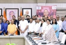 Yogi Adityanath ने 17 फॉर्मा कंपनियों को लेटर ऑफ कम्फर्ट प्रदान करते हुए उत्तर प्रदेश को निवेश के लिए सुरक्षित, स्थिर और तेज़ प्रदेश बताया। उन्होंने कहा कि यह निवेश 25 करोड़ जनता के विश्वास से जुड़ा है। करीब 2000 करोड़ रुपये के निवेश से 10 हजार युवाओं को रोजगार मिलेगा। मुख्यमंत्री ने यूपी को ग्रोथ इंजन बताते हुए कहा कि यहां बेहतर कानून व्यवस्था, पॉलिसी स्टेबिलिटी और मजबूत इंफ्रास्ट्रक्चर निवेशकों को आकर्षित कर रहा है।