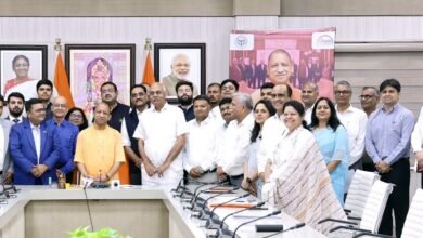 Yogi Adityanath ने 17 फॉर्मा कंपनियों को लेटर ऑफ कम्फर्ट प्रदान करते हुए उत्तर प्रदेश को निवेश के लिए सुरक्षित, स्थिर और तेज़ प्रदेश बताया। उन्होंने कहा कि यह निवेश 25 करोड़ जनता के विश्वास से जुड़ा है। करीब 2000 करोड़ रुपये के निवेश से 10 हजार युवाओं को रोजगार मिलेगा। मुख्यमंत्री ने यूपी को ग्रोथ इंजन बताते हुए कहा कि यहां बेहतर कानून व्यवस्था, पॉलिसी स्टेबिलिटी और मजबूत इंफ्रास्ट्रक्चर निवेशकों को आकर्षित कर रहा है।