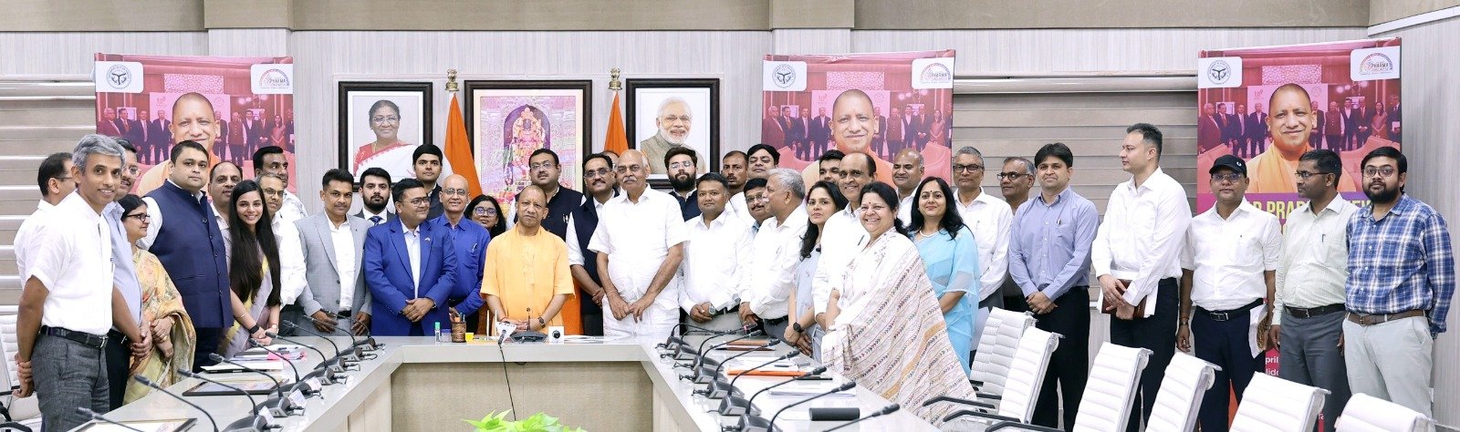 Yogi Adityanath ने 17 फॉर्मा कंपनियों को लेटर ऑफ कम्फर्ट प्रदान करते हुए उत्तर प्रदेश को निवेश के लिए सुरक्षित, स्थिर और तेज़ प्रदेश बताया। उन्होंने कहा कि यह निवेश 25 करोड़ जनता के विश्वास से जुड़ा है। करीब 2000 करोड़ रुपये के निवेश से 10 हजार युवाओं को रोजगार मिलेगा। मुख्यमंत्री ने यूपी को ग्रोथ इंजन बताते हुए कहा कि यहां बेहतर कानून व्यवस्था, पॉलिसी स्टेबिलिटी और मजबूत इंफ्रास्ट्रक्चर निवेशकों को आकर्षित कर रहा है।