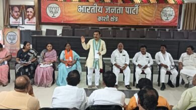 वाराणसी में 28 अप्रैल को बरेका परेड ग्राउंड में आयोजित ‘जन-आक्रोश महिला सम्मेलन’ को प्रधानमंत्री Narendra Modi संबोधित करेंगे। सम्मेलन की पूरी जिम्मेदारी महिलाओं को सौंपी गई है और 50 हजार महिलाओं की भागीदारी का लक्ष्य रखा गया है। इस दौरान प्रधानमंत्री कई हजार करोड़ की विकास परियोजनाओं की सौगात देंगे। 29 अप्रैल को वे Kashi Vishwanath Temple में दर्शन भी करेंगे। भाजपा ने उनके स्वागत के लिए भव्य तैयारियां की हैं।