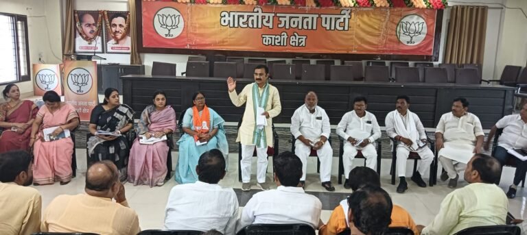 वाराणसी में 28 अप्रैल को बरेका परेड ग्राउंड में आयोजित ‘जन-आक्रोश महिला सम्मेलन’ को प्रधानमंत्री Narendra Modi संबोधित करेंगे। सम्मेलन की पूरी जिम्मेदारी महिलाओं को सौंपी गई है और 50 हजार महिलाओं की भागीदारी का लक्ष्य रखा गया है। इस दौरान प्रधानमंत्री कई हजार करोड़ की विकास परियोजनाओं की सौगात देंगे। 29 अप्रैल को वे Kashi Vishwanath Temple में दर्शन भी करेंगे। भाजपा ने उनके स्वागत के लिए भव्य तैयारियां की हैं।