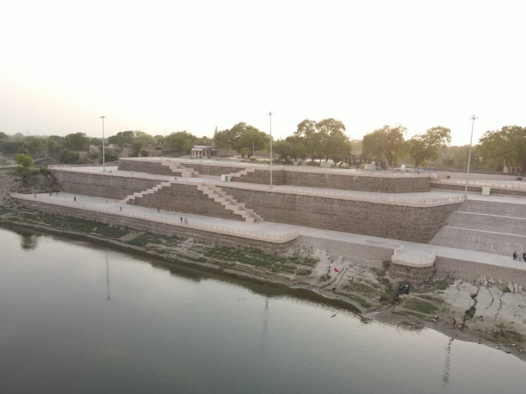 वाराणसी के पास चंद्रावती गांव में भगवान चंद्रप्रभु की जन्मस्थली पर 17.06 करोड़ रुपये की लागत से आधुनिक तीन-स्तरीय घाट तैयार किया गया है। नरेंद्र मोदी 28 अप्रैल को इसका लोकार्पण कर सकते हैं। यह घाट जैन सर्किट योजना के तहत विकसित हुआ है, जिससे धार्मिक पर्यटन को बढ़ावा मिलेगा। आधुनिक सुविधाओं और हेरिटेज लुक से युक्त यह स्थल भविष्य में वैश्विक तीर्थ केंद्र बनने की दिशा में महत्वपूर्ण कदम है।