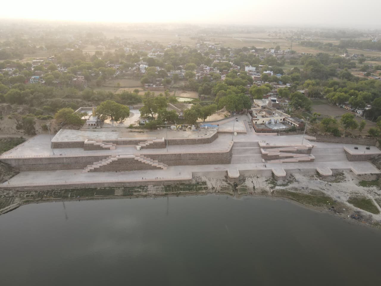 वाराणसी के पास चंद्रावती गांव में भगवान चंद्रप्रभु की जन्मस्थली पर 17.06 करोड़ रुपये की लागत से आधुनिक तीन-स्तरीय घाट तैयार किया गया है। नरेंद्र मोदी 28 अप्रैल को इसका लोकार्पण कर सकते हैं। यह घाट जैन सर्किट योजना के तहत विकसित हुआ है, जिससे धार्मिक पर्यटन को बढ़ावा मिलेगा। आधुनिक सुविधाओं और हेरिटेज लुक से युक्त यह स्थल भविष्य में वैश्विक तीर्थ केंद्र बनने की दिशा में महत्वपूर्ण कदम है।