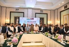 आगरा में आयोजित इंडिया-न्यूजीलैंड बिज़नेस मीट में केंद्रीय मंत्री पीयूष गोयल और न्यूजीलैंड के मंत्री टॉड मैक्ले की मौजूदगी में आगरा को ‘विश्व की शू कैपिटल’ बनाने की पहल शुरू हुई। इस योजना से फुटवियर निर्यात 3-5 गुना बढ़ने, एमएसएमई को मजबूती मिलने और लाखों रोजगार सृजित होने की उम्मीद है। जेवर एयरपोर्ट व फुटवियर पार्क से इंफ्रास्ट्रक्चर मजबूत होगा और उत्तर प्रदेश वैश्विक निवेश केंद्र बनेगा।