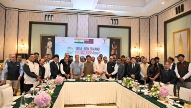 आगरा में आयोजित इंडिया-न्यूजीलैंड बिज़नेस मीट में केंद्रीय मंत्री पीयूष गोयल और न्यूजीलैंड के मंत्री टॉड मैक्ले की मौजूदगी में आगरा को ‘विश्व की शू कैपिटल’ बनाने की पहल शुरू हुई। इस योजना से फुटवियर निर्यात 3-5 गुना बढ़ने, एमएसएमई को मजबूती मिलने और लाखों रोजगार सृजित होने की उम्मीद है। जेवर एयरपोर्ट व फुटवियर पार्क से इंफ्रास्ट्रक्चर मजबूत होगा और उत्तर प्रदेश वैश्विक निवेश केंद्र बनेगा।