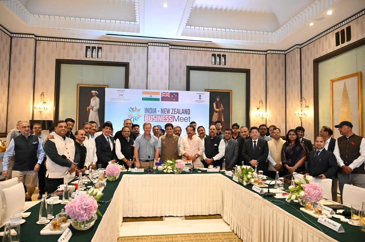 आगरा में आयोजित इंडिया-न्यूजीलैंड बिज़नेस मीट में केंद्रीय मंत्री पीयूष गोयल और न्यूजीलैंड के मंत्री टॉड मैक्ले की मौजूदगी में आगरा को ‘विश्व की शू कैपिटल’ बनाने की पहल शुरू हुई। इस योजना से फुटवियर निर्यात 3-5 गुना बढ़ने, एमएसएमई को मजबूती मिलने और लाखों रोजगार सृजित होने की उम्मीद है। जेवर एयरपोर्ट व फुटवियर पार्क से इंफ्रास्ट्रक्चर मजबूत होगा और उत्तर प्रदेश वैश्विक निवेश केंद्र बनेगा।