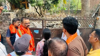 वाराणसी में चल रहे स्वच्छता महाअभियान के तहत महापौर अशोक कुमार तिवारी ने जानकी नगर कॉलोनी का निरीक्षण किया। सीवर सिल्ट सड़क पर मिलने और खाली प्लॉट में कूड़ा डंप होने पर अधिकारियों को फटकार लगाई। 24 घंटे में सफाई सुनिश्चित करने और स्पीड ब्रेकर निर्माण के निर्देश दिए। नागरिक सुविधाओं पर विशेष जोर दिया गया।