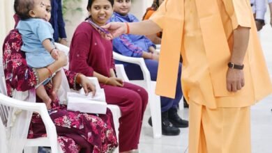 लखनऊ में मुख्यमंत्री योगी आदित्यनाथ ने ‘जनता दर्शन’ के दौरान प्रदेश भर से आए फरियादियों की समस्याएं सुनीं और अधिकारियों को समयसीमा में समाधान के निर्देश दिए। राजस्व व पुलिस मामलों में लापरवाही पर सख्ती दिखाई। साथ ही लोगों से अपने जनपद में ही अधिकारियों से मिलने की अपील की और बच्चों को चॉकलेट देकर स्नेह भी जताया।