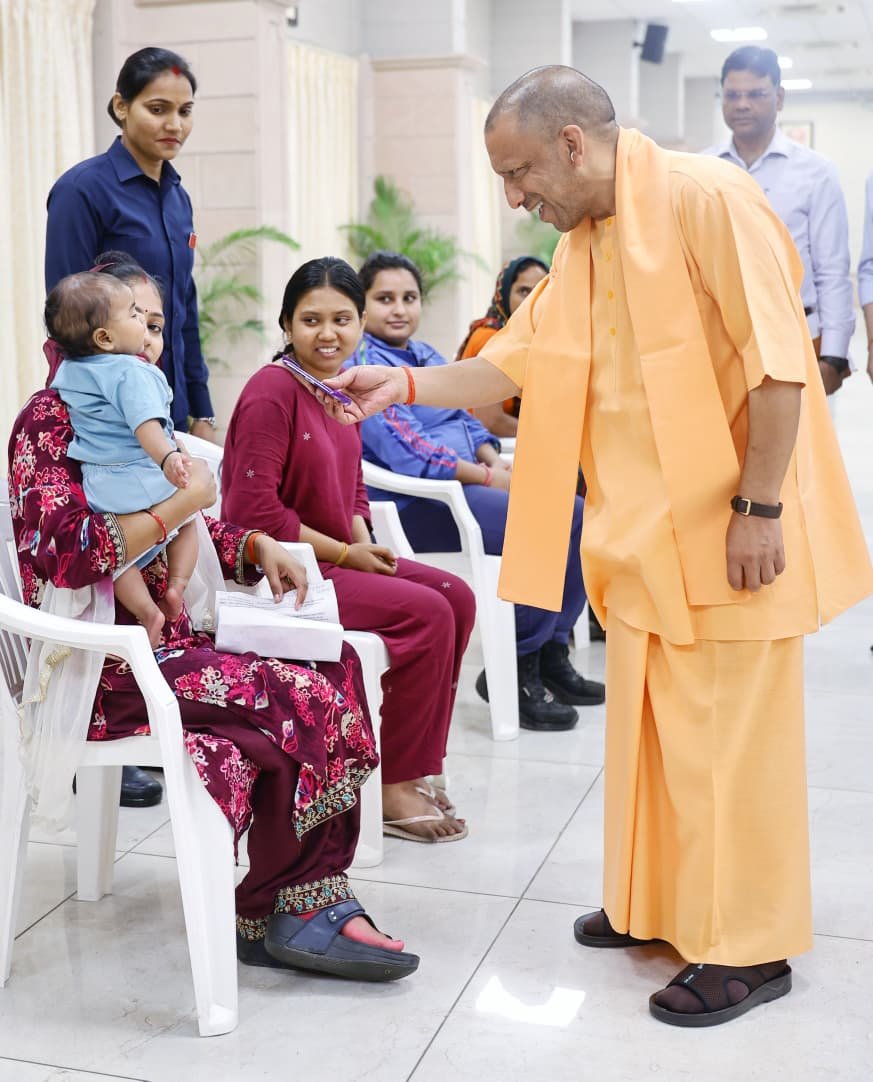 लखनऊ में मुख्यमंत्री योगी आदित्यनाथ ने ‘जनता दर्शन’ के दौरान प्रदेश भर से आए फरियादियों की समस्याएं सुनीं और अधिकारियों को समयसीमा में समाधान के निर्देश दिए। राजस्व व पुलिस मामलों में लापरवाही पर सख्ती दिखाई। साथ ही लोगों से अपने जनपद में ही अधिकारियों से मिलने की अपील की और बच्चों को चॉकलेट देकर स्नेह भी जताया।