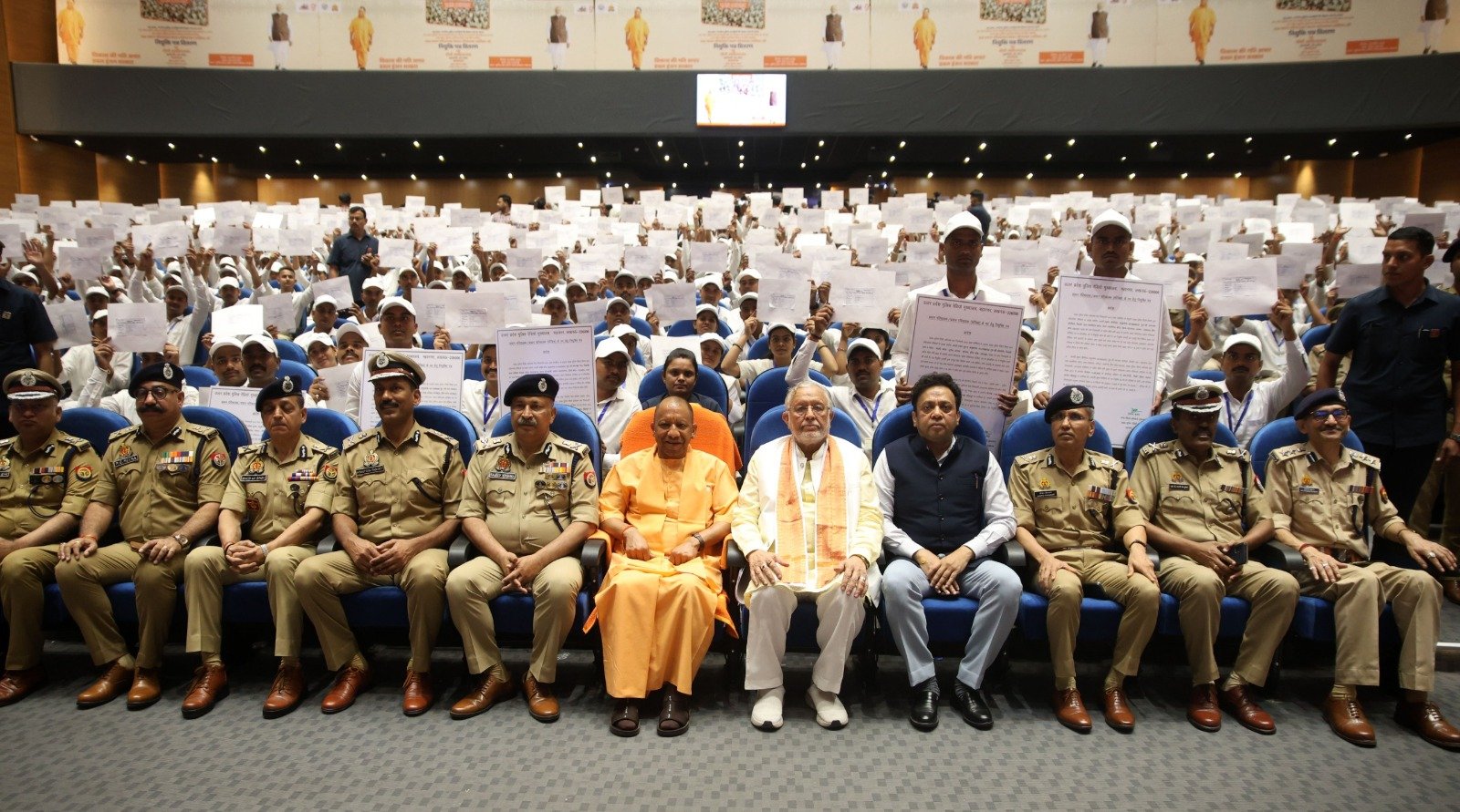 लखनऊ के इंदिरा गांधी प्रतिष्ठान में उत्तर प्रदेश पुलिस दूरसंचार विभाग के 936 चयनित अभ्यर्थियों को नियुक्ति पत्र मिलने पर खुशी का माहौल दिखा। कई युवाओं ने इसे अपने परिवार की पहली सरकारी नौकरी बताया। अभ्यर्थियों ने योगी सरकार की पारदर्शी और निष्पक्ष भर्ती प्रक्रिया की सराहना की। उन्होंने कहा कि बिना सिफारिश और भ्रष्टाचार के अवसर मिलना बड़ी उपलब्धि है। युवाओं ने मुख्यमंत्री योगी आदित्यनाथ के नेतृत्व को प्रेरणादायक बताते हुए प्रदेश में बेहतर कानून-व्यवस्था और रोजगार के अवसरों की प्रशंसा की।