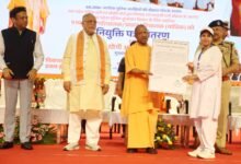 लखनऊ में मुख्यमंत्री योगी आदित्यनाथ ने युवाओं के लिए बड़ी घोषणा करते हुए कहा कि उत्तर प्रदेश पुलिस में इस वर्ष लगभग एक लाख नई भर्तियां की जाएंगी। उन्होंने पुलिस दूरसंचार विभाग के 936 चयनित अभ्यर्थियों को नियुक्ति पत्र वितरित किए और निष्पक्ष भर्ती प्रक्रिया पर जोर दिया। सीएम ने कहा कि अब बिना सिफारिश और लेनदेन के केवल योग्यता के आधार पर चयन हो रहा है। उन्होंने युवाओं से ईमानदारी, पारदर्शिता और राष्ट्रसेवा के भाव से कार्य करने का आह्वान किया।